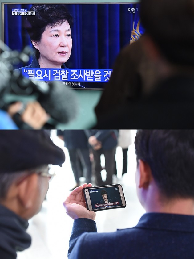 박근혜 대통령 대국민담화를 지켜보고 있는 시민들 /사진=변성현 기자