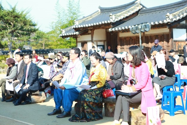 
4일 경북 청송군 청송 덕천마을 고택에서 개최된 '한류문화창조포럼'에서 한동수 청송군수와 정미진 청송군의회 의원, 김응수 마이스협회장 등이 좌담회를 경청하고 있다./(청송군)사진=김정호 PD