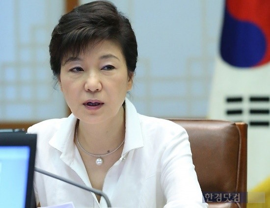 박근혜 대통령(사진)은 8일 야당이 김병준 국무총리 내정자 카드를 끝내 수용하지 않을 경우 국회가 추천한 총리를 제안 받을 것으로 알려졌다. 한경DB.