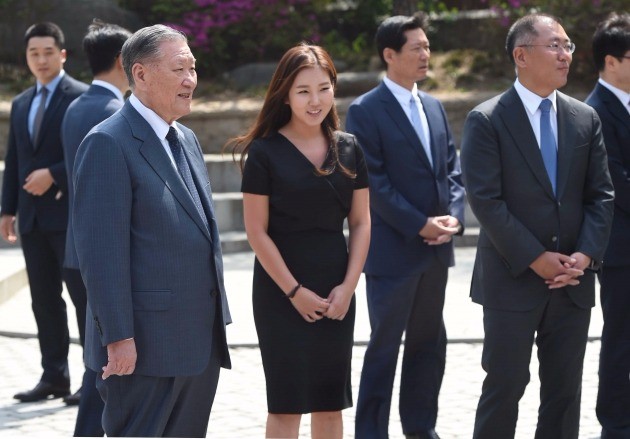 길용우 씨의 아들 성진 씨와 결혼하는 선아영 씨(가운데). 한경DB