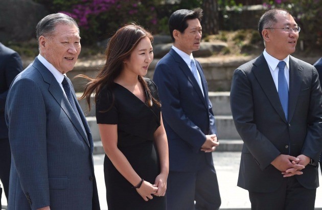 길용우 씨의 아들 성진 씨와 결혼하는 선아영 씨(가운데). 한경DB