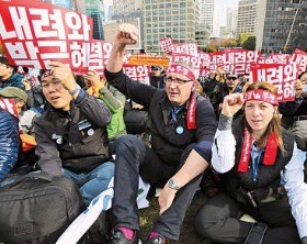 < 외국인도 동참 > 서울광장에서 지난 12일 열린 공공운수노조 집회에 참가한 외국인들이 구호를 외치고 있다. 연합뉴스 