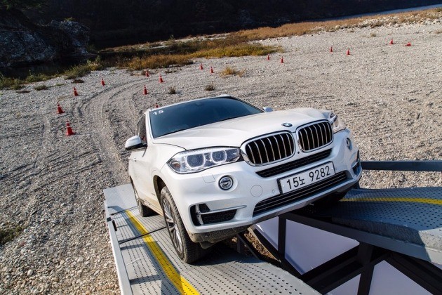 35도 각도의 언덕 구조물 경사로를 오르는 BMW X5. / BMW코리아 제공