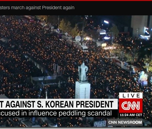 CNN이 지난 주말 광화문 광장에서 열린 대규모 촛불집회를 보도하고 있다. (사진=CNN 방송 화면 캡처)