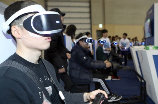 나흘간의 일정을 마치고 지난 20일 폐막한 국내 최대 게임 전시회인 '지스타'에서 관람객들이 가상현실(VR) 게임을 즐기고 있다. 연합뉴스.