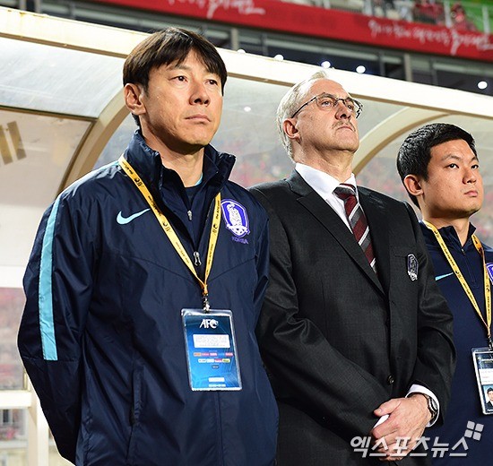 신태용 U-20 대표팀 감독과 울리 슈틸리케 월드컵 대표팀 감독. 사진 엑스포츠 제공