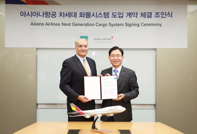 아시아나항공은 23일 강서구 아시아나항공 본사에서 항공화물 IT 서비스 업체 'IBS'와 차세대 항공화물시스템 '아이카고' 도입 계약을 체결한다고 밝혔다. / 아시아나항공 제공
 