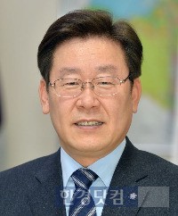 이재명 성남시장이 리얼미터 여론조사에서 안철수 전 국민의당 공동대표를 추월해 차기 대선주자 지지율 3위에 올랐다. / 한경 DB