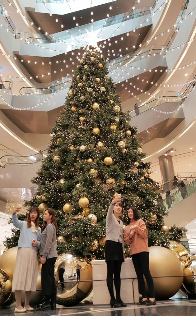 부산 신세계센텀시티점에 '성탄절 성큼'…"백화점 2층 높이 대형 트리 설치"