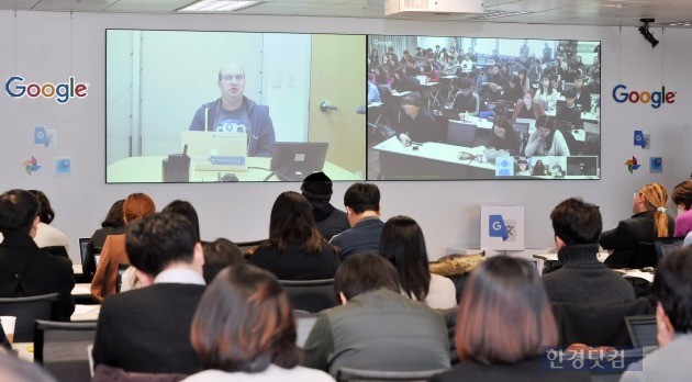 버락 투로프스키 구글 번역 프로덕트 매니지먼트 총괄이 29일 서울 역삼동 강남파이낸스센터에서 열린 기자간담회에서 구글 번역에 적용된 신경망 기계번역 기술을 소개하고 있다. / 사진=구글 코리아 제공