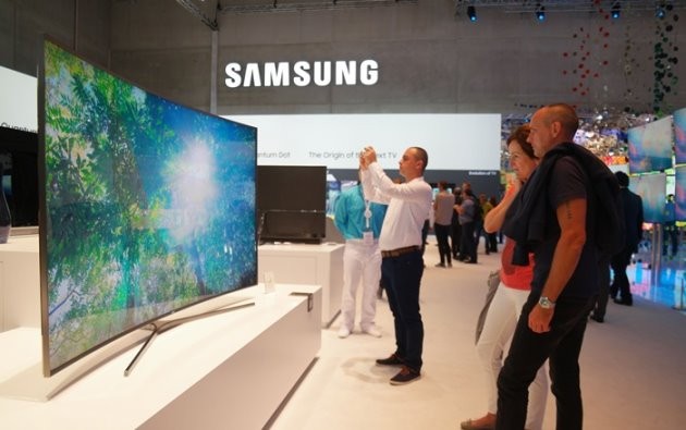 지난 9월 독일 베를린에서 열린 IFA 2016에서 관람객들이 삼성 퀀텀닷 SUHD TV를 체험하고 있다. / 제공 삼성전자