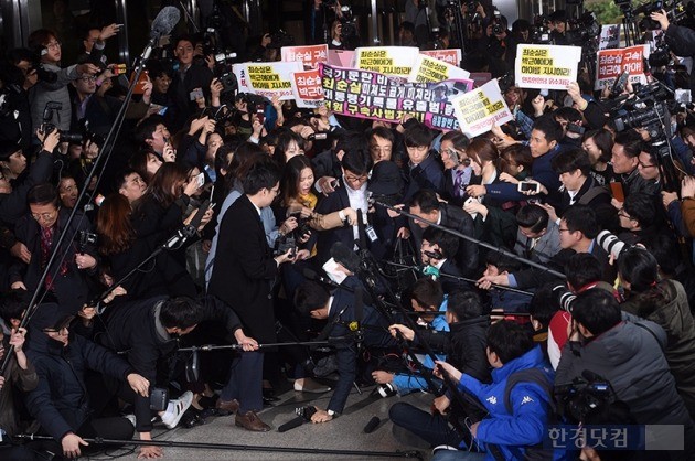 '비선 실세'로 지목된 최순실씨가 31일 오후 서울중앙지검에 출두하기에 앞서 기자들의 질문에 답하고 있다. /사진=최혁 기자