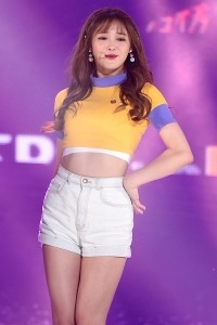  아이오아이 주결경, '잘록한 개미허리 뽐내며~'