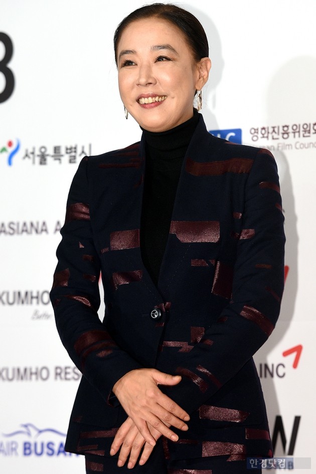 [HEI포토] 강수연, '시크한 매력'