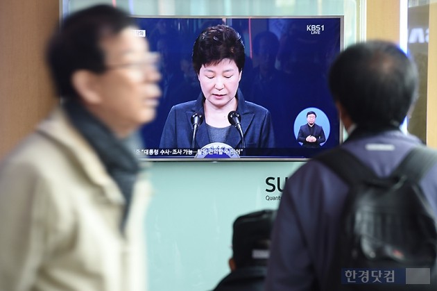 [포토] 대국민담화 바라보는 시민들