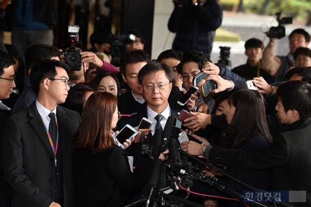 횡령과 직권남용 혐의로 수사의뢰된 우병우 전 청와대 민정수석이 6일 오전 서울 서초동 서울중앙지검에 피의자 신분으로 출석하고 있다. 사진 / 최혁 한경닷컴 기자 chokob@hankyung.com