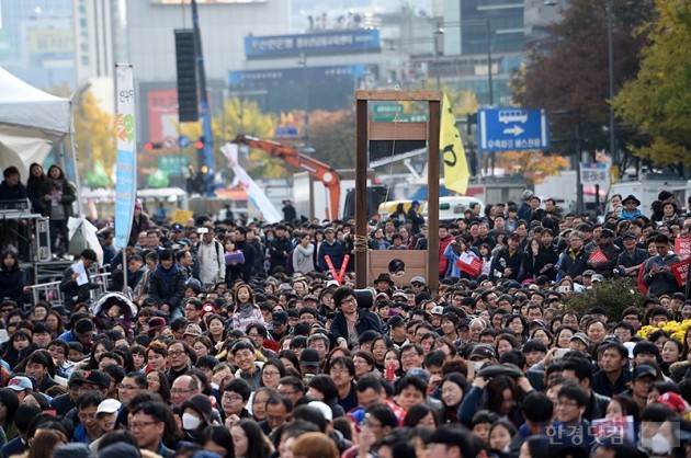 [포토] 광화문 광장에 설치된 단두대