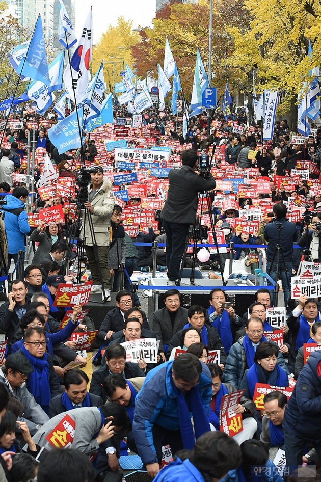 박근혜 대통령 퇴진을 요구하는 대규모 집회가 12일 서울 곳곳에서 시작됐다. / 변성현 한경닷컴 기자