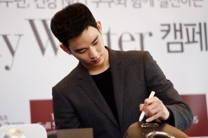  김수현, '사인하는 모습도 화보'