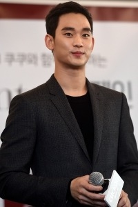  김수현, '남자가 봐도 잘생겼네~'