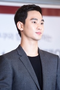  김수현, '자체발광 비주얼'