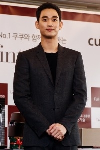  김수현, '인기 많은데는 다 이유가 있어~'