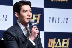  김우빈, '女心 녹이는 멋진 모습~'