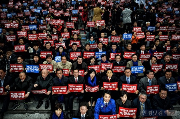 [포토] 박근혜 대통령 퇴진 선언하는 더불어민주당