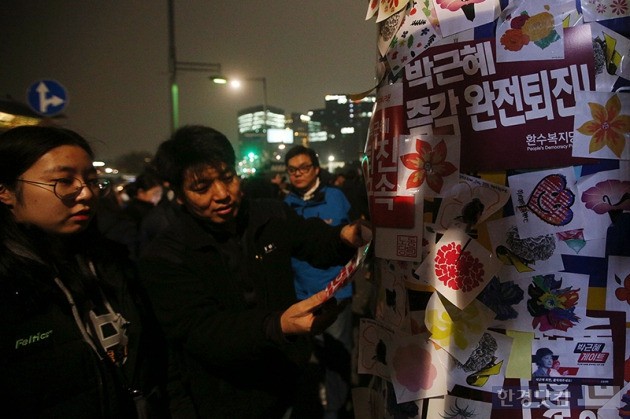 [포토] 경찰 버스에 '박근혜 퇴진' 스티커 붙이는 시민