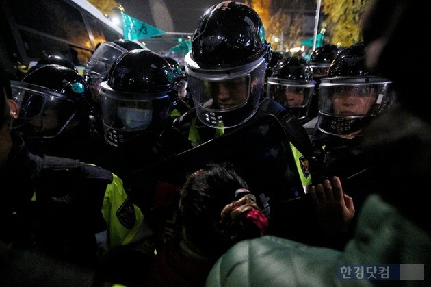 [포토] 청와대 인근서 시민과 대치하는 경찰