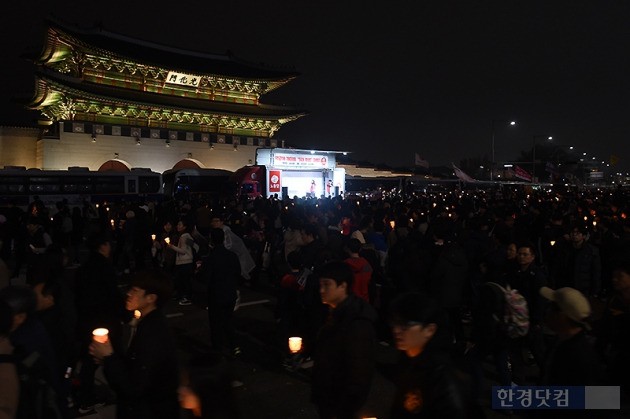 19일 오후 서울 광화문 광장에서 열린 박근혜 정부 퇴진을 요구하는 '4차 촛불집회'에 참가한 시민들이 촛불을 들고 있다. / 변성현 한경닷컴 기자 byun84@hankyung.com