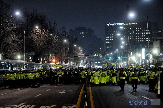 [포토] 광화문 뱡향으로 시민들 보내는 경찰