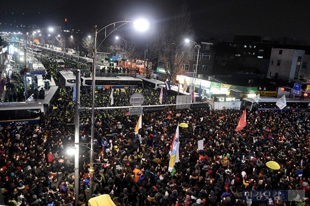 [포토] 밤늦도록 박근혜 대통령 퇴진 촉구하는 시민들
