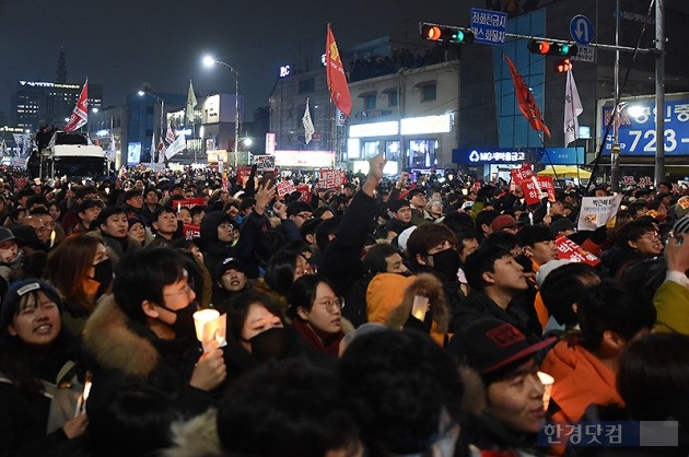 지난 26일 서울에서 열린 5차 촛불집회 모습. / 변성현 기자