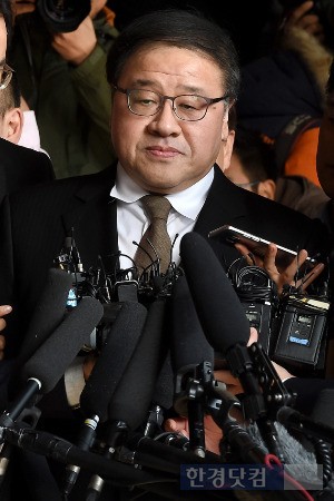 지난 2일 검찰에 출석하는 안종범 전 수석. / 최혁 기자
