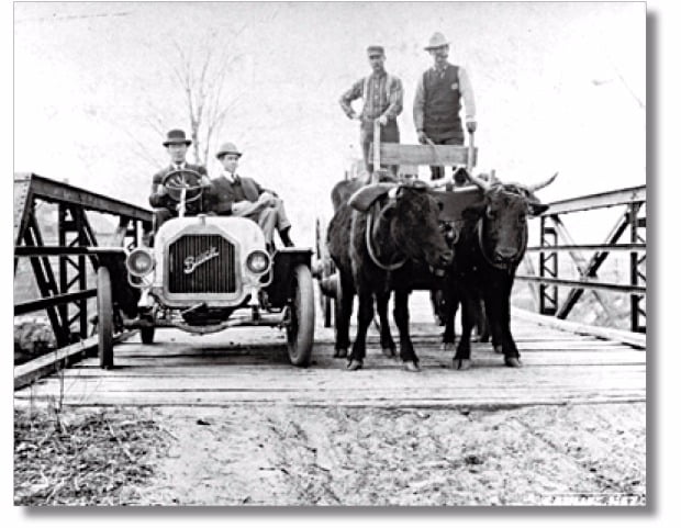  자동차가 마차보다 많아진 시기는 1913년. 자동차가 늘어나면서 주유소나 정비소 같은 자동차를 위한 시설도 늘어났고, 자동차 
이용의 효율성 편리성도 기하급수적으로 증가했다. 