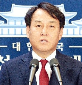 정연국 청와대 대변인이 2일 춘추관에서 국무총리, 경제부총리 등 일부 개각 내용을 발표하고 있다. 강은구 기자 egkang@hankyung.com