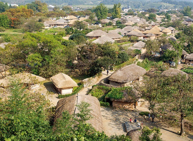 초가집이 가득한 전남 순천의 낙안읍성 민속마을. 