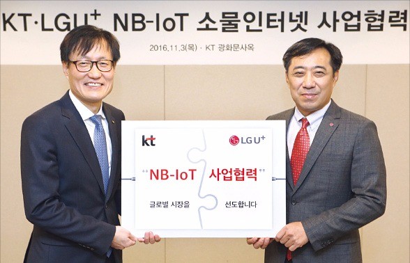 김준근 KT 기가IoT사업단장(왼쪽)과 안성준 LG유플러스 IoT사업부문장은 3일 서울 광화문 KT 사옥에서 NB-IoT 협력을 맺었다. LG유플러스 제공 