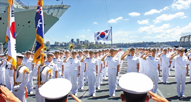 충무공 이순신함 “시드니항 입항 신고합니다”