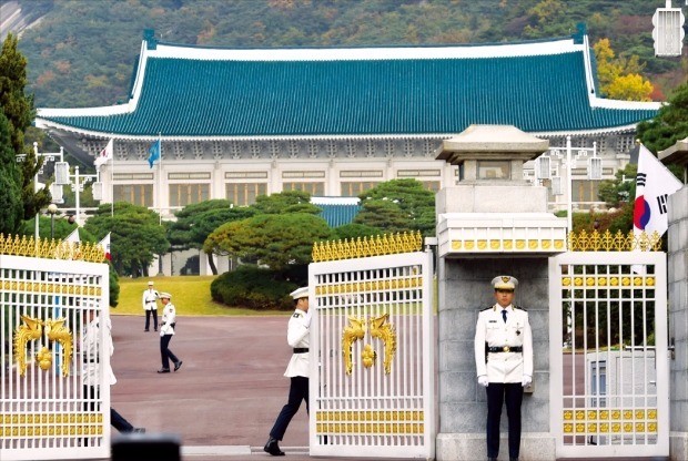 대통령 집무실로 사용되는 청와대 본관 전경.