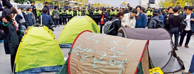 < 문화예술인 노숙 시위 > 문화예술인들이 4일 오전 서울 광화문 광장에서 ‘박근혜 퇴진 시국선언’을 마친 뒤 천막을 치고 노숙시위를 준비하고 있다. 예술행동위원회 주최로 열린 이번 시국선언엔 문화예술인 7449명과 288개 단체가 참여했다. 연합뉴스