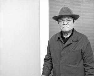 ‘단색화 선구자’ 김기린 화백이 서울 갤러리 현대에 전시된 자신의 작품 ‘안과 밖’을 설명하고 있다.  