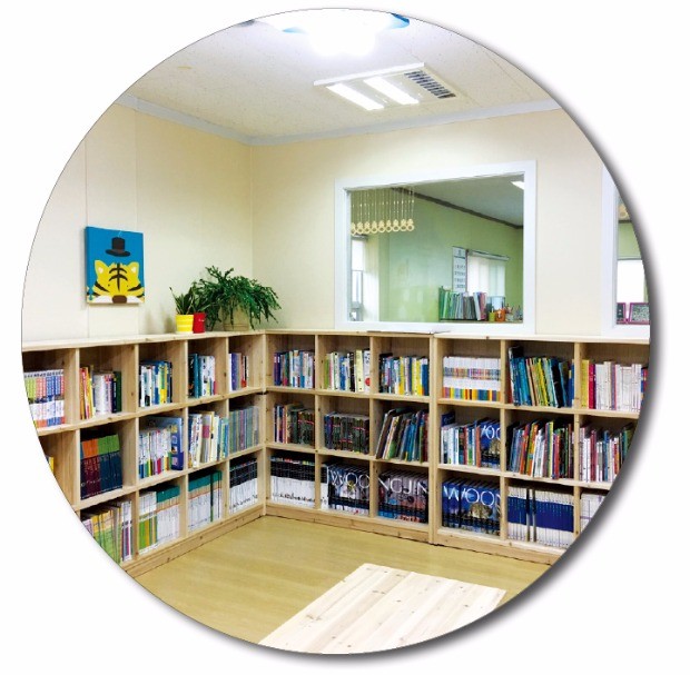 한국수력원자력은 5년간 전국 아동센터 147곳에 어린이들의 꿈의 공간인 ‘맞춤형 도서관’을 설치했다. 사진은 맞춤형 도서관 모습. 한국사회복지협의회·한국수력원자력 제공 
 