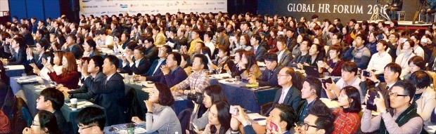 ‘글로벌 인재포럼 2016’의 가장 큰 특징은 참가자들의 집중도가 높았다는 점이다. 행사 마지막날인 지난 3일 ‘무엇이 직원을 몰입하게 하는가’를 주제로 열린 패널 토론도 그랬다. 참가자들이 연사의 말에 귀를 기울이며 ‘몰입’하고 있다. 김영우 기자 youngwoo@hankyung.com 