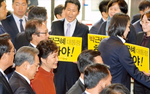 < 하야 피켓 지나치는 박 대통령 > 박근혜 대통령이 8일 ‘최순실 파문’과 관련한 정국 해법을 논의하기 위해 국회 본관에 들어서자 야당 의원들이 ‘박근혜 대통령 하야’라고 적힌 피켓을 들고 시위하고 있다. 신경훈 기자 khshin@hankyung.com