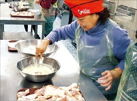 [지역경제 살리는 산업관광] 외국인 관광코스 된 이천 'BBQ 치킨캠프'…체험형 '인기'