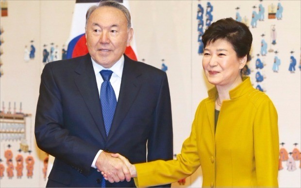 < 정상외교 > 박근혜 대통령은 10일 청와대에서 누르술탄 나자르바예프 카자흐스탄 대통령과 정상회담을 
하고 10건의 경제분야 협력을 위한 양해각서(MOU)를 교환했다. 강은구 기자 egkang@hankyung.com