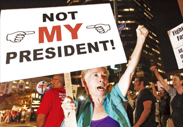 미국 캘리포니아주(州) 샌디에이고 시민들이 9일(현지시간) 도널드 트럼프 미국 대통령 당선자를 인정할 수 없다는 뜻의 ‘Not My President’ 구호가 적힌 팻말을 들고 시위하고 있다. 샌디에이고AP연합뉴스
