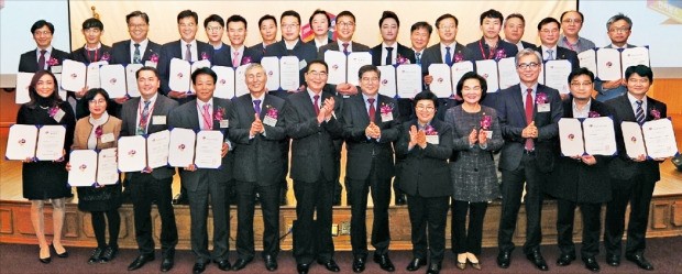 한국언론인협회와 국회 융합혁신경제포럼은 10일 서울 여의도 국회에서 ‘2016 국민공감 국가 IoT 대상’ 시상식을 열었다. 앞줄 왼쪽부터 조하경 블랙야크 수석연구원, 정지희 아이오티팜 대표, 권성갑 텔레비트 대표, 고민용 알티캐스트 이사, 조훈현 국회 융합혁신경제포럼 의원, 성대석 한국언론인협회 회장, 김성태 국회 융합혁신경제포럼 대표의원, 임이자·윤종필 국회 융합혁신경제포럼 의원, 한상린 한양대 교수, 홍제훈 모션블루 대표, 김영우 스파코사 최고전략책임자. 한국언론인협회 제공